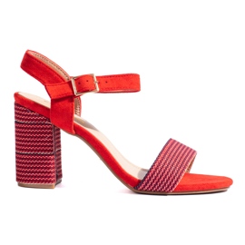 Sandali beige da donna con tacco decorativo di Shelovet rosso