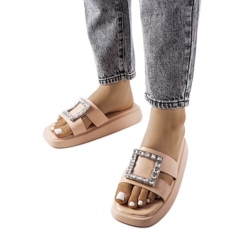 Ciabatte beige con strass di Fusberta