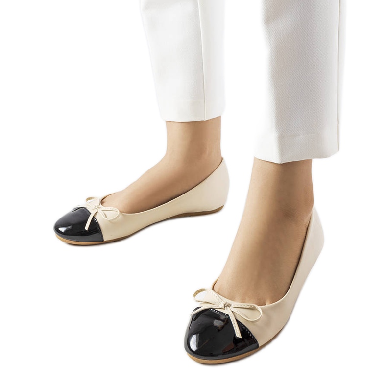 Ballerine con punta in vernice beige di Despins