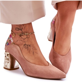 Décolleté in pelle scamosciata con tacco decorativo Maciejka 05042-15 Rosa