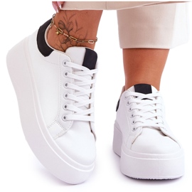 Scarpe sportive su una massiccia piattaforma bianca e nera Boneti bianco