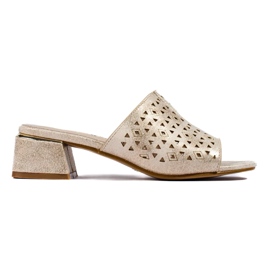 Openwork Golden Flip Flops su un post metallico basso d'oro