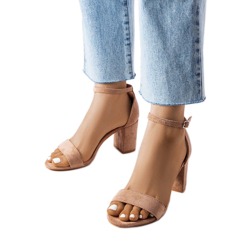 Sandali beige con tacco basso di Lourna