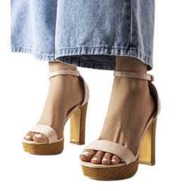 Inna Sandali beige con tacco alto di Selsa