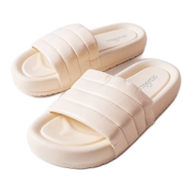 Inna Pantofole beige decorate con trapuntatura di Dorene