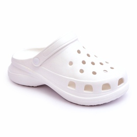 Pantofole in schiuma Crocs su una spessa suola bianca Katniss bianco