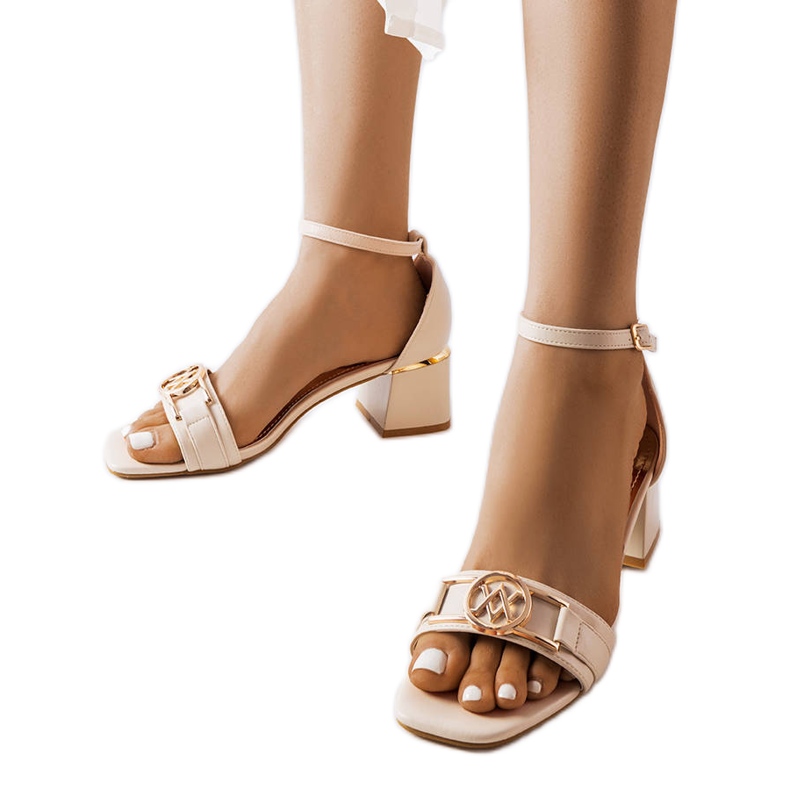 Sandali beige con tacco basso di Helmi