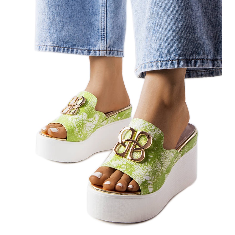 Ciabatte con zeppa verde avana