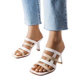 Infradito bianche su uno spillo bianco