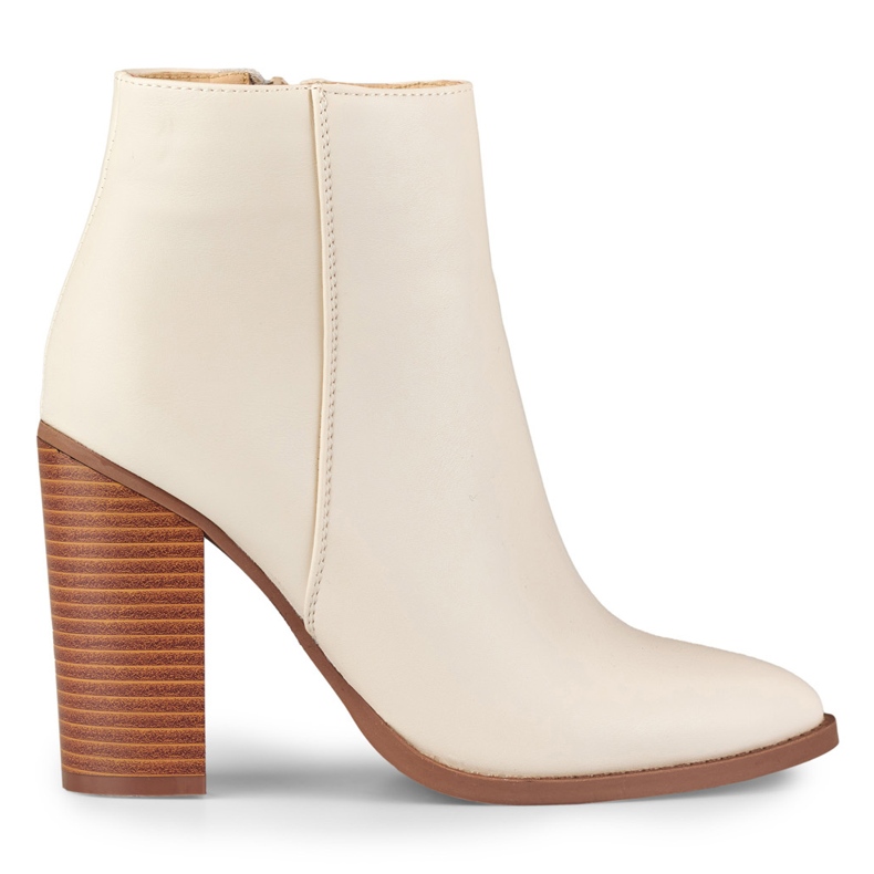 Stivali beige primaverili sul palo