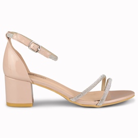 Eleganti sandali da donna beige lucidi sul palo