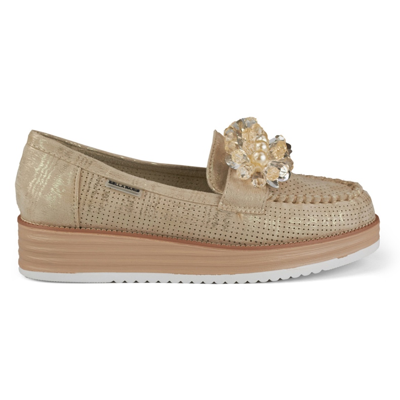Scarpe traforate sulla piattaforma con una decorazione beige