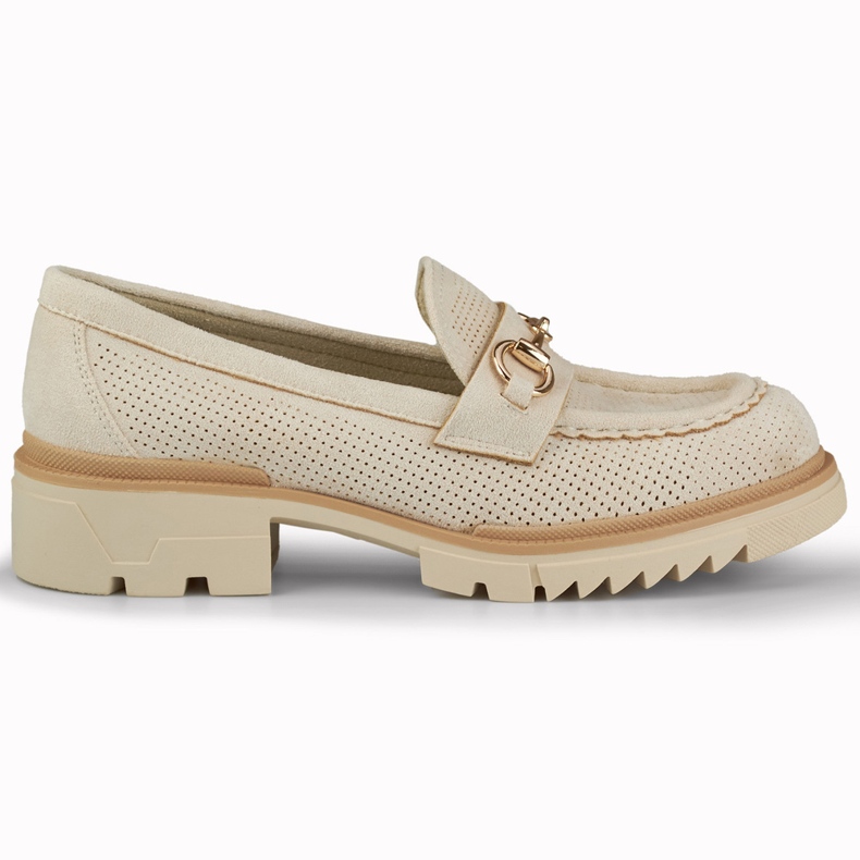 Scarpe beige traforate con una delicata decorazione