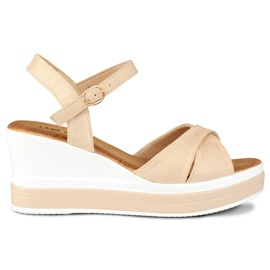 Comodi sandali con zeppa beige