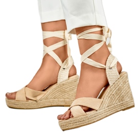 Sandali da donna beige sulla piattaforma