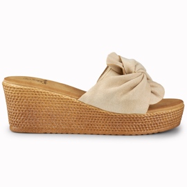 Pantofole da donna beige su un comodo tacco a zeppa
