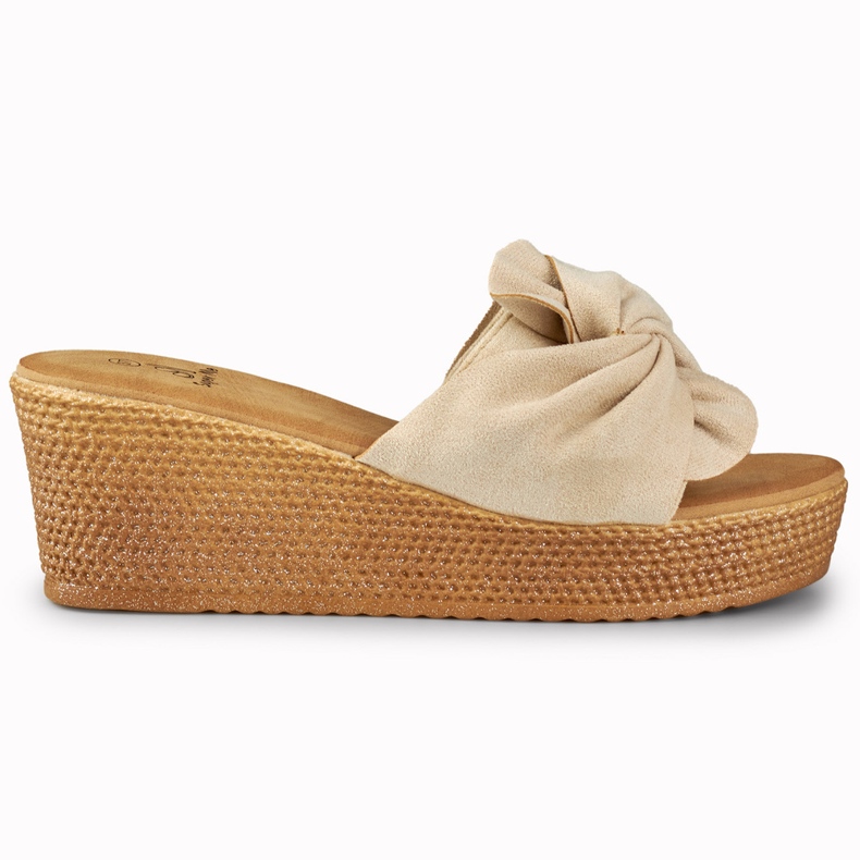 Pantofole da donna beige su un comodo tacco a zeppa