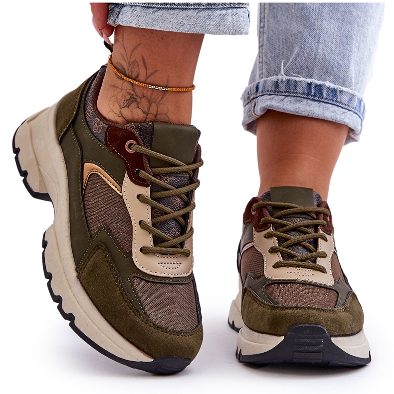 PM1 Stringate le scarpe sportive su una piattaforma di fuga verde