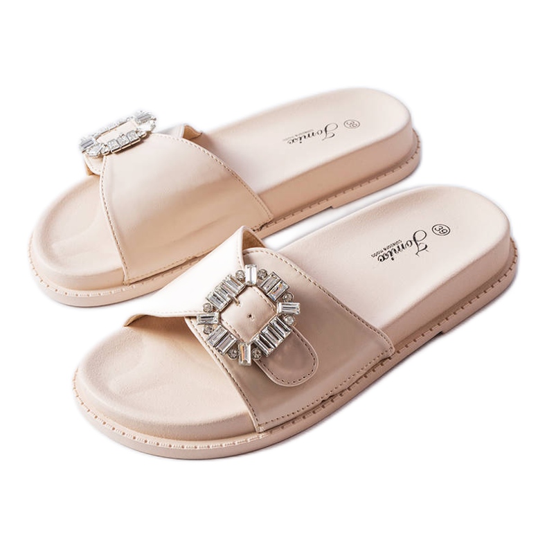 Scivoli beige decorati con strass di Griegsvei