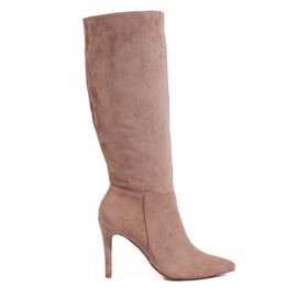 Stivali con tacco in camoscio beige scuro di Shelovet