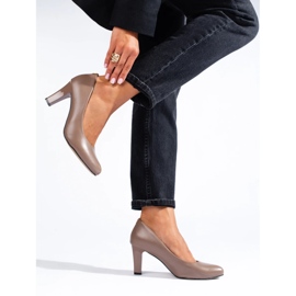 Classiche décolleté con tacco beige scuro di Shelovet