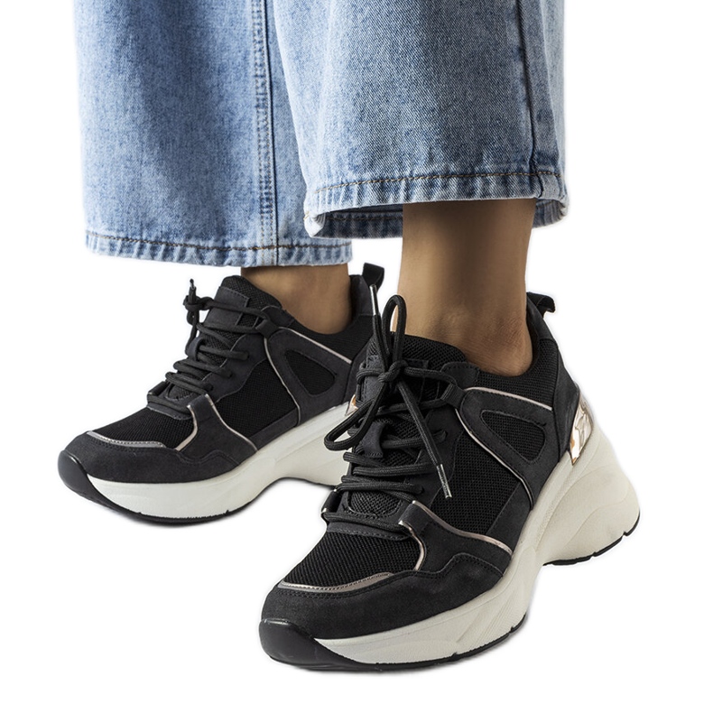 Sneaker con zeppa di colore nero di Echeverri