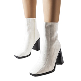 Stivaletti bianchi con finta pelle di coccodrillo di Belluci bianco