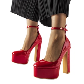 Décolleté con tacco alto in vernice rossa di Colle rosso