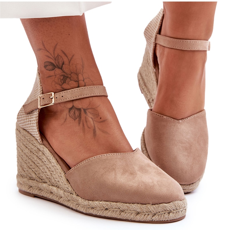 Sandali con zeppa beige in pelle scamosciata