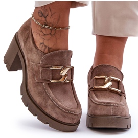 Lemar Scarpe eleganti Harmell beige scuro su un pilastro con un ornamento dorato