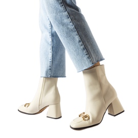 Stivali beige con tacco largo di Castione