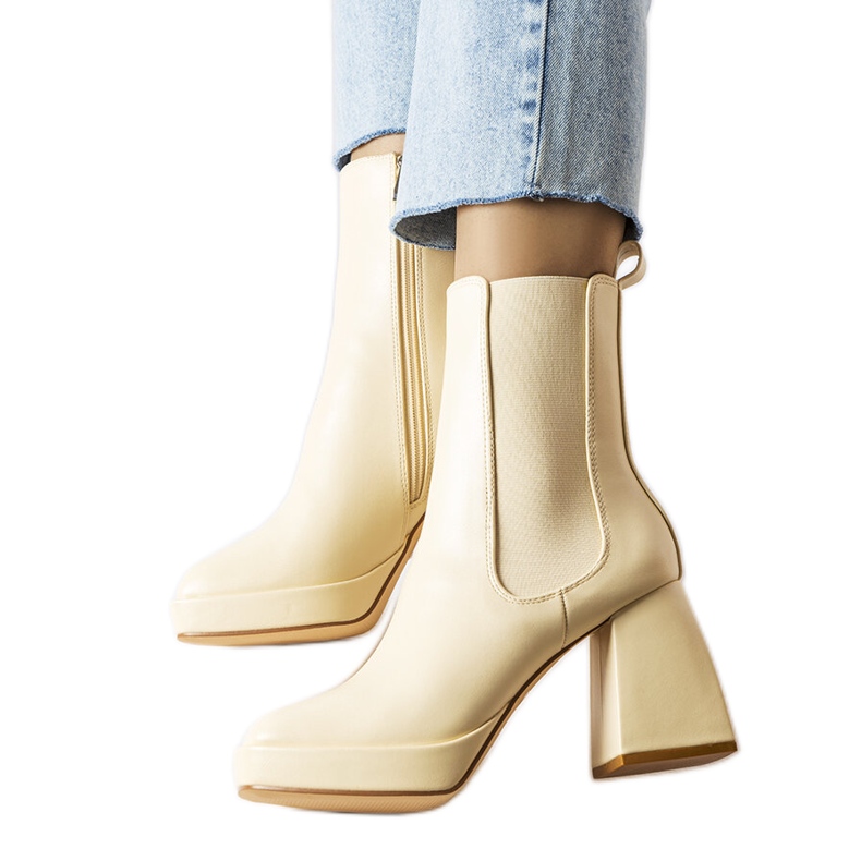Stivali beige con tacco grosso di Watson