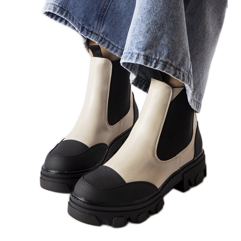 Stivaletti beige e neri di Sibyla