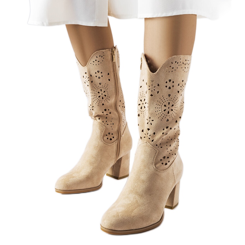 Stivaletti traforati beige di Vergiate