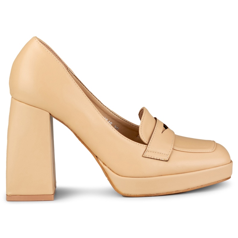 Mocassini alla moda su un palo alto e largo beige