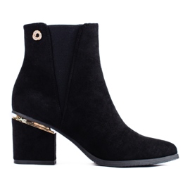 Eleganti stivali in pelle scamosciata nera da donna sul post di Shelovet nero