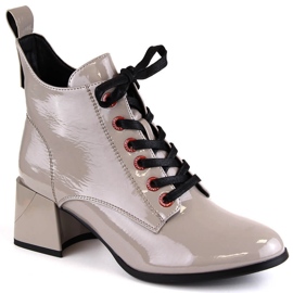 Stivali da donna laccati taupe D&amp;A S.Barski Collezione Premium MR870-66 beige