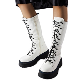 Stivali isolati bianchi sulla piattaforma Hide bianco