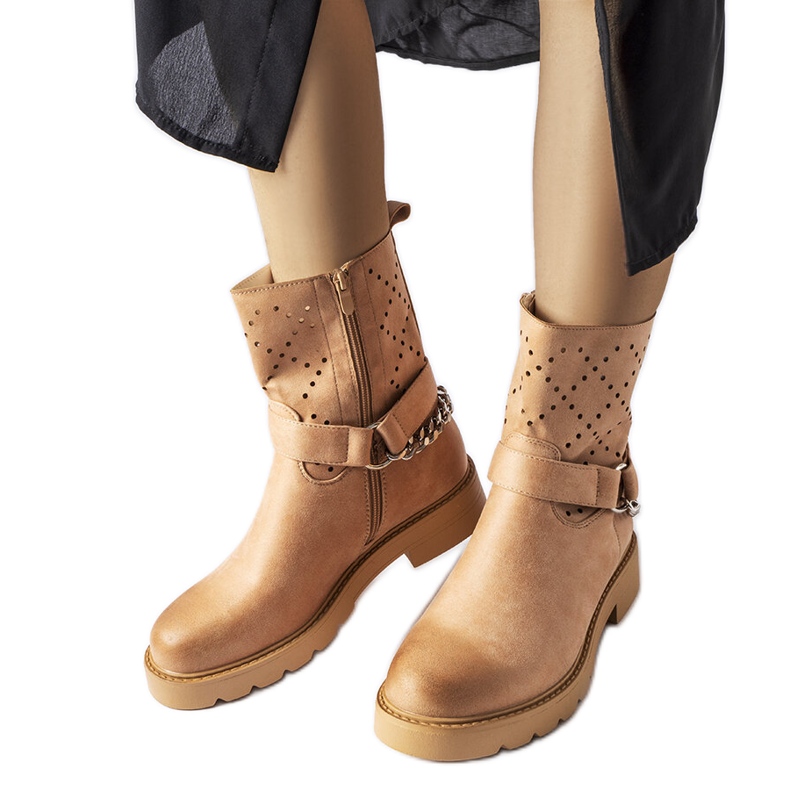 Stivali traforati beige con catena di Procopio