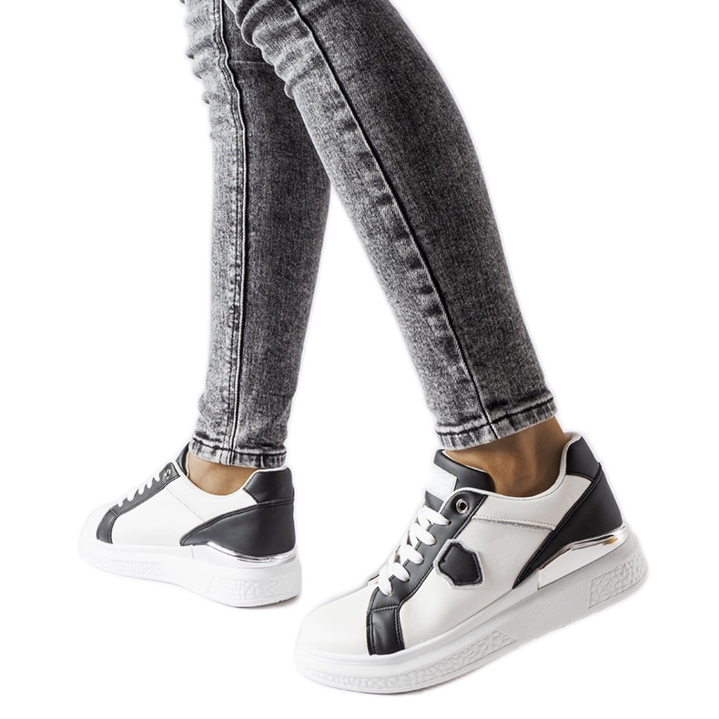 Sneakers bianche e nere con un accento argentato di Via bianca