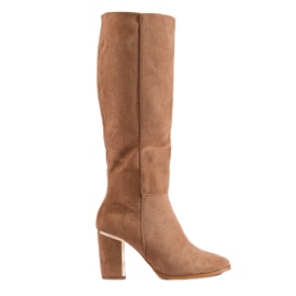 Stivali marroni eleganti in pelle scamosciata con tacco di Shelovet beige