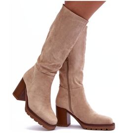 Stivali Virdana in pelle scamosciata beige con tacco massiccio