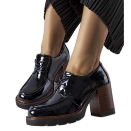 Scarpe in vernice nera con tacco alto di Vinceza nero