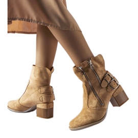 Stivaletti beige con tomaia ampia di Plourde