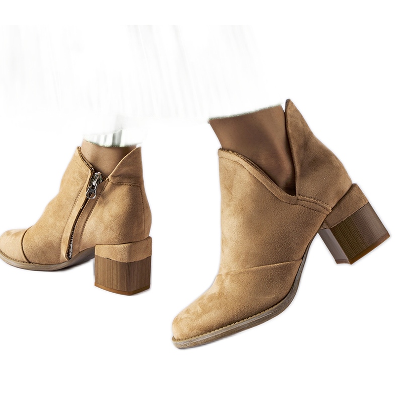 Stivaletti beige con tomaia irregolare di Busson