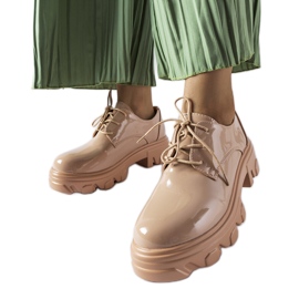 Scarpe laccate beige di Kelly