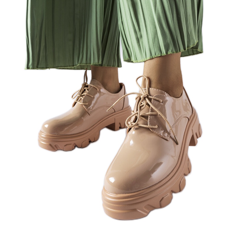 Scarpe laccate beige di Kelly