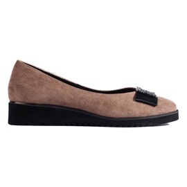 Décolleté in pelle scamosciata beige scuro con zeppa bassa di Shelovet