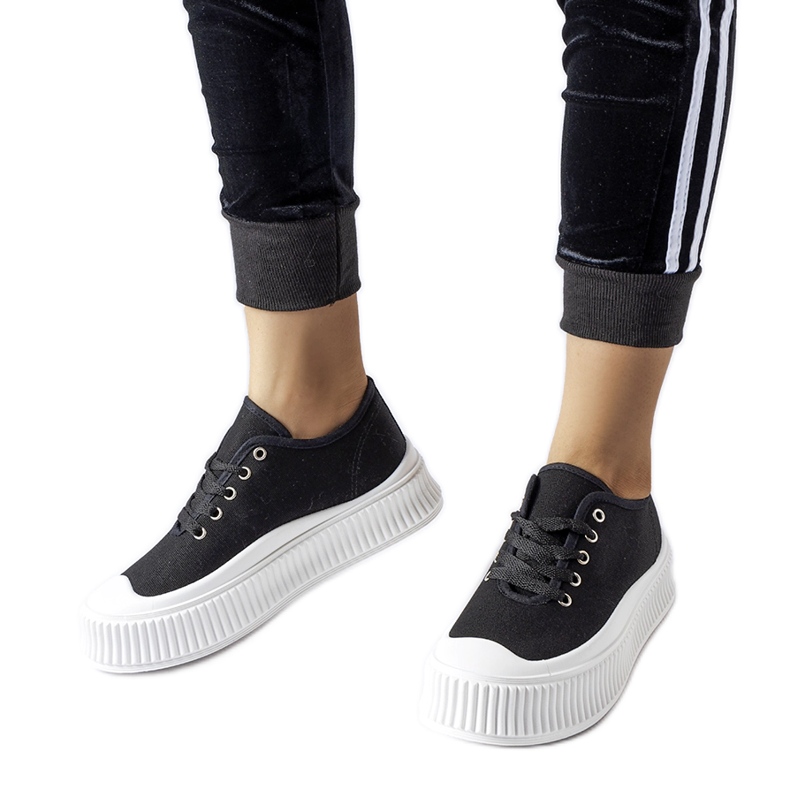 Scarpe da ginnastica nere su una spessa piattaforma Rina bianca nero