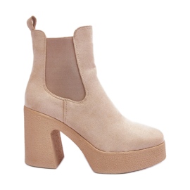 Stivaletti in pelle scamosciata beige su un tacco alto massiccio di Sunilda